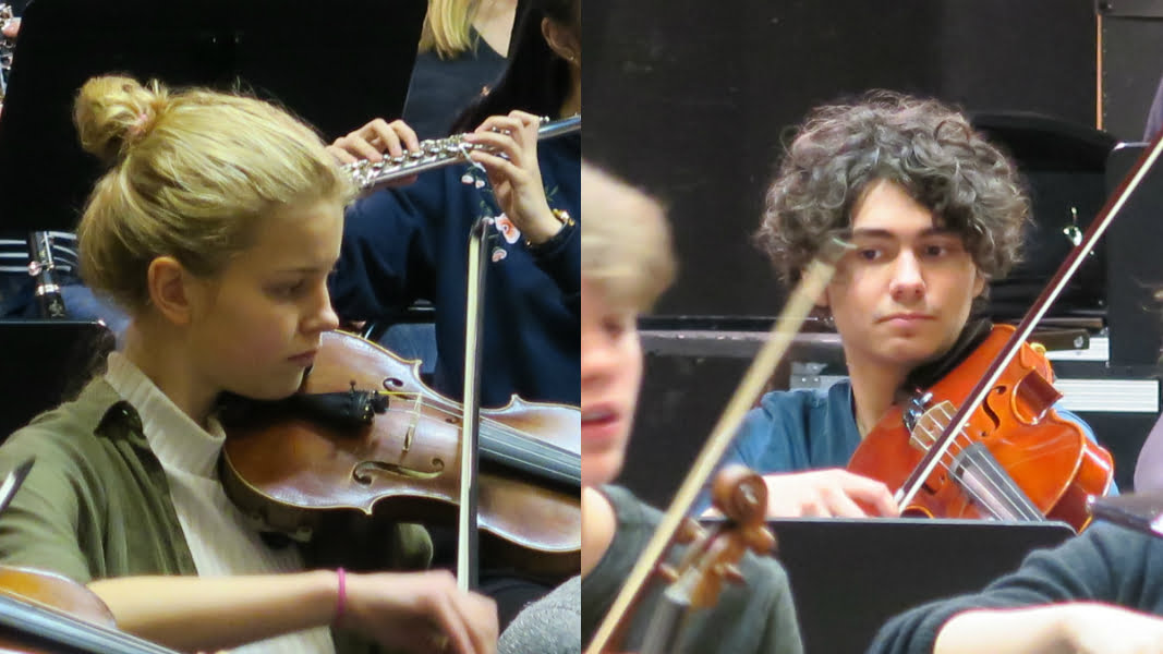 Agnes och Dante under repetitioner med sina instrument.