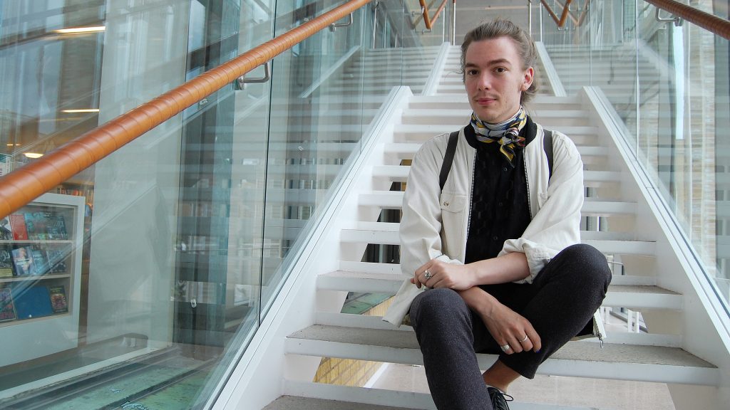 Bild på Robin som sitter i en trappa