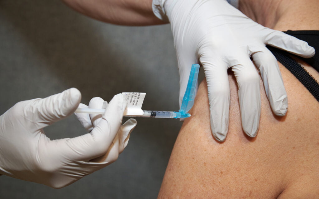 En person vaccineras mot covid-19.