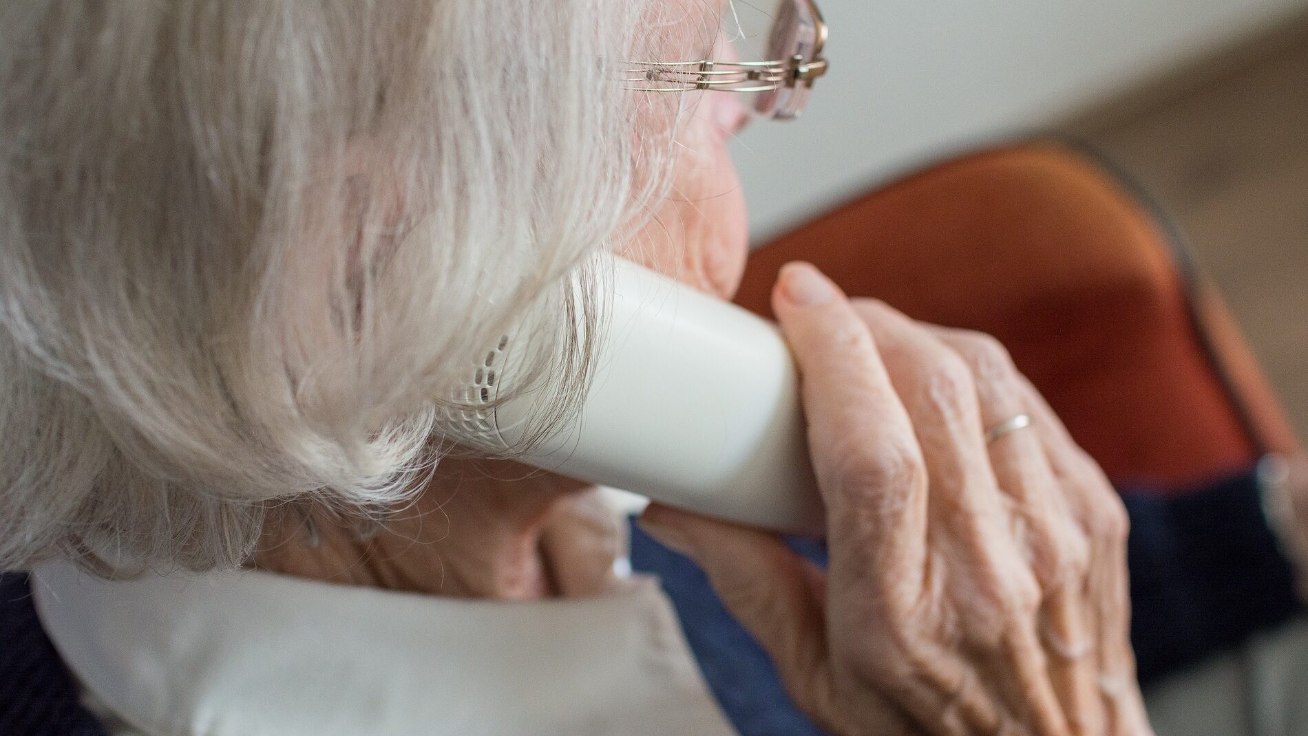 Äldre kvinna som talar i telefon