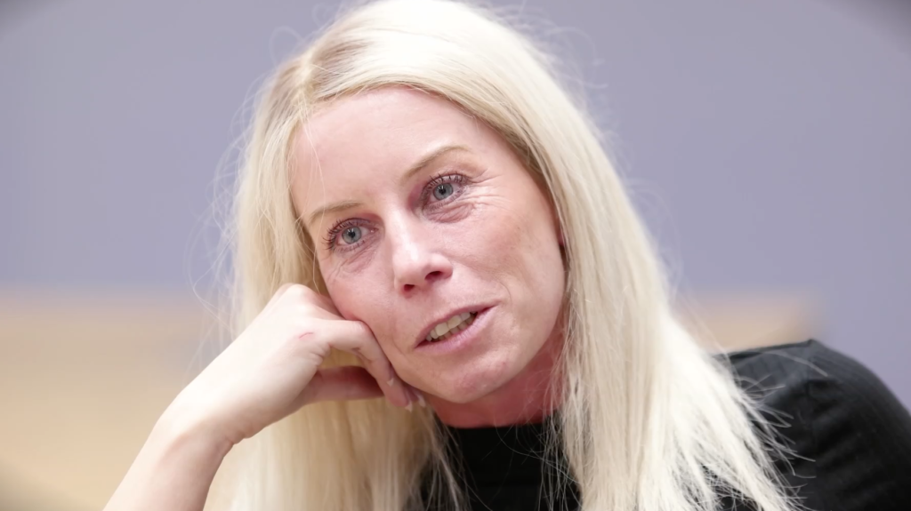 Porträtt på Sandra som berättar om när hon blev sjuk i covid -19