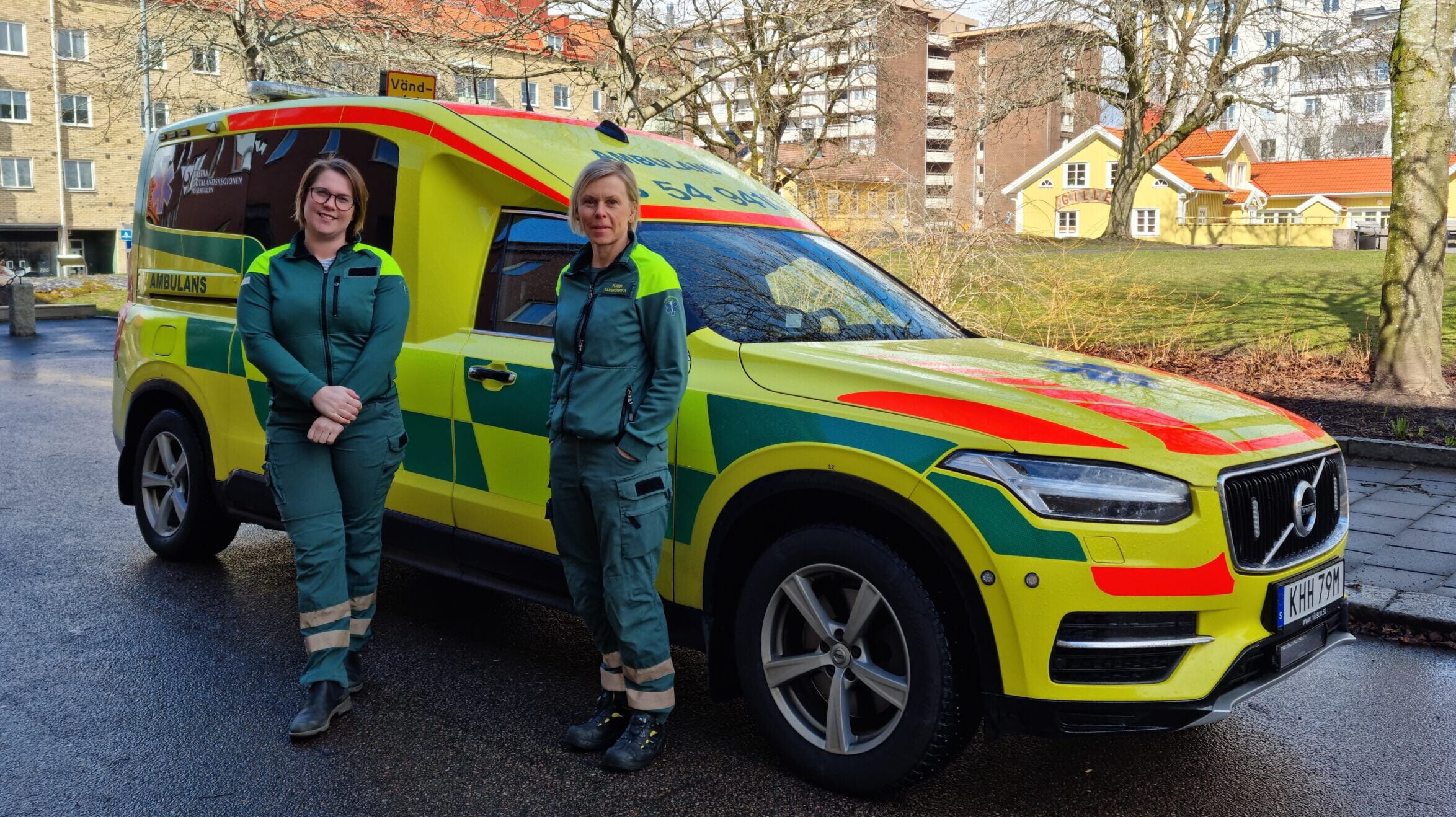 Sjuksköterskorna Ida Larsson och Karin Hermansson, ambulansen Trestad Öst, framför en ambulans.