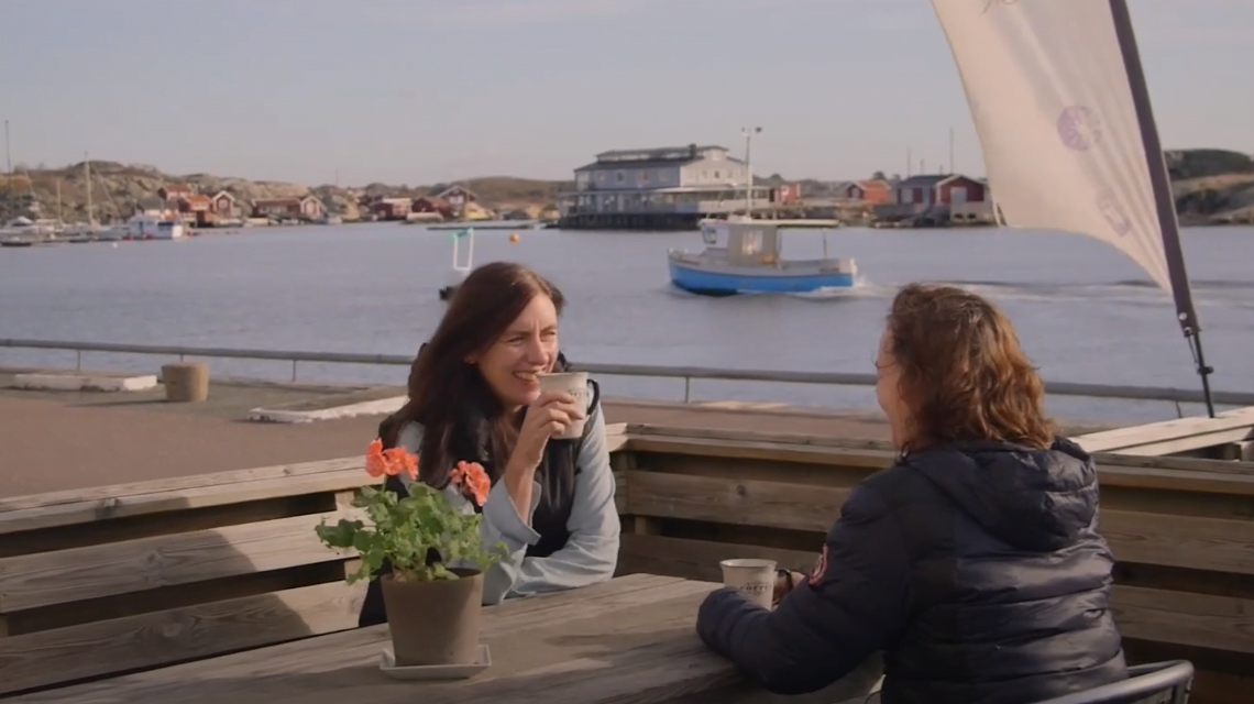 Sarah Lycksten och Anna Martinez fikar i hamnen på Hönö.