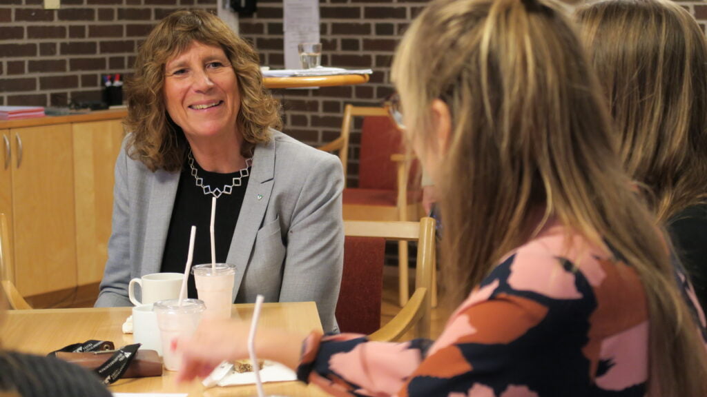 Ann-Sofi Lodin träffar medarbetare på Regionens hus i Vänersborg. Foto: Annakarin Rosengren