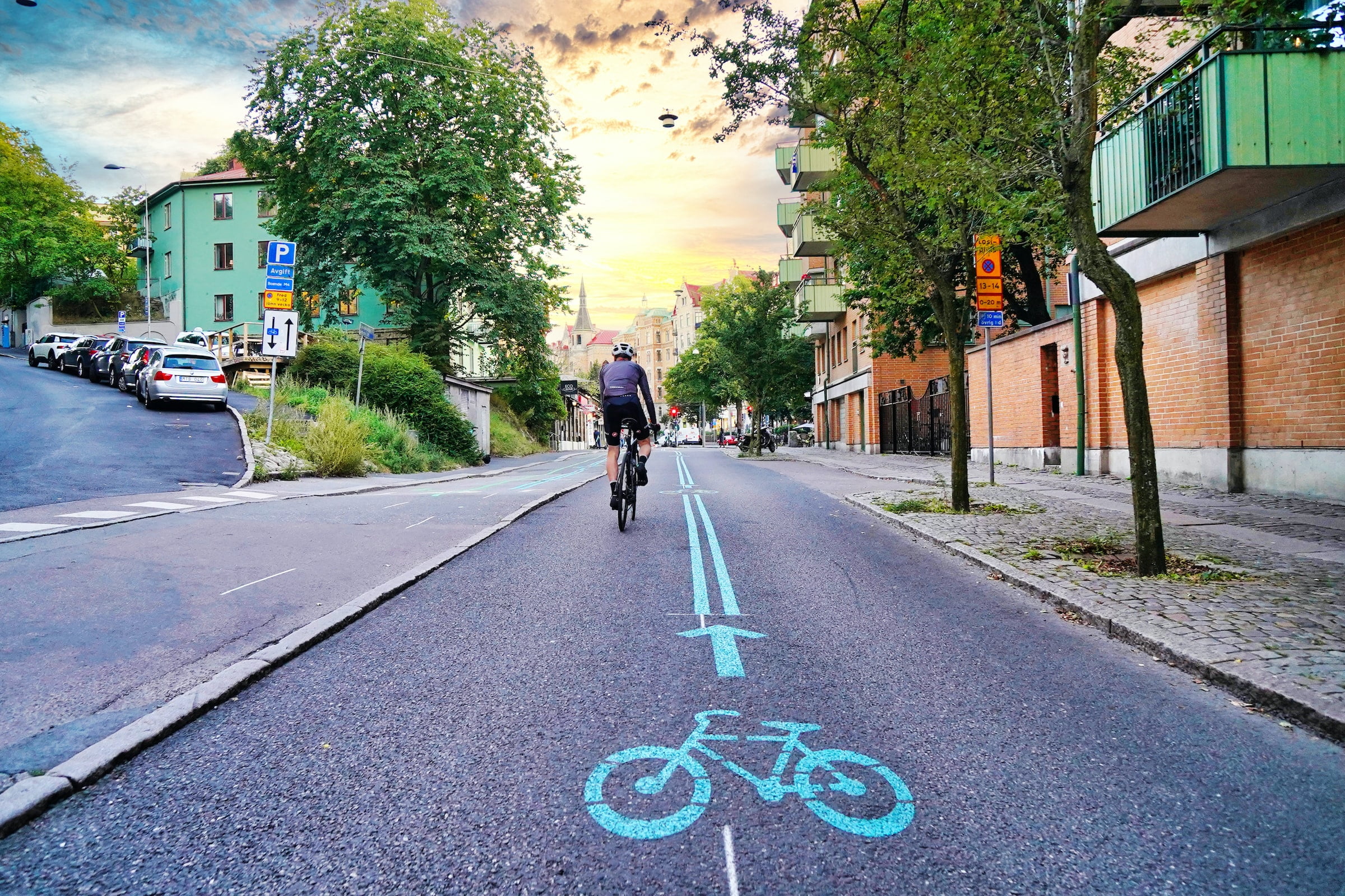 Man cyklar på gata i Göteborg