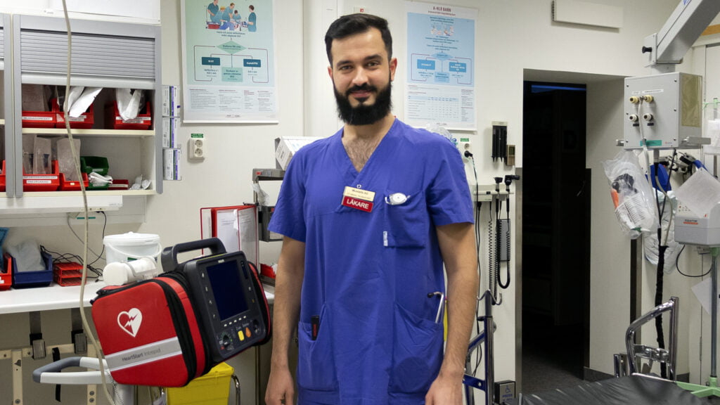 Läkaren Ali Mustafa med hjärtstartaren.