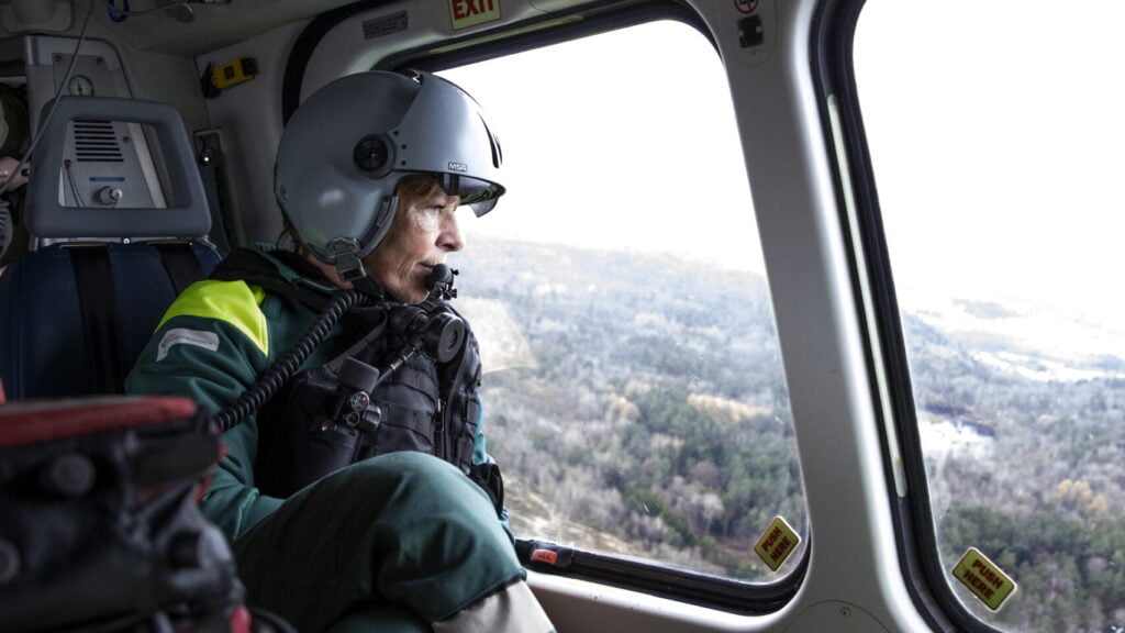 Anestesisjuksköterskan Anette Svantesson inne i VGR:s ambulanshelikopter.