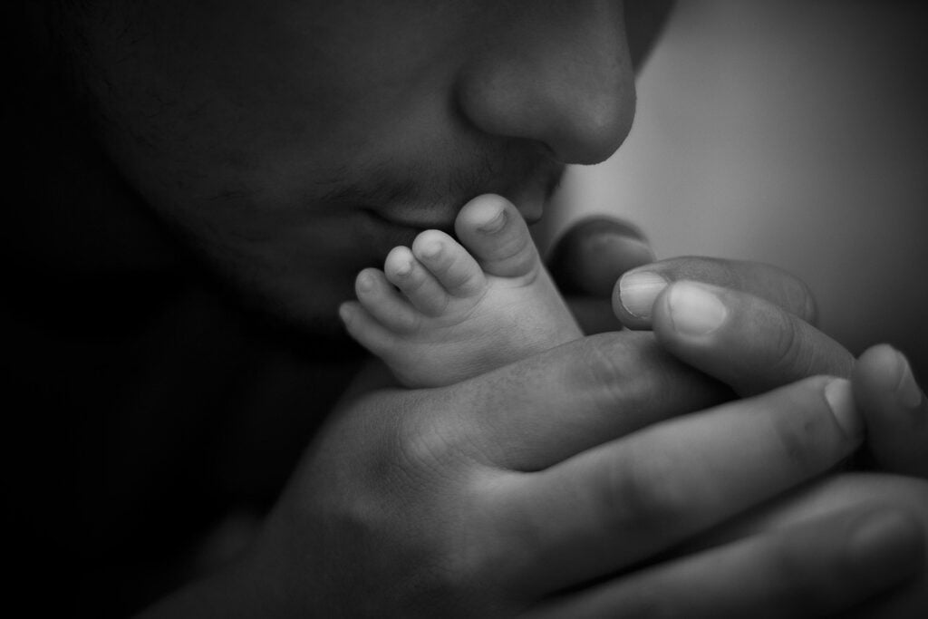 pappa pussar sitt barns fot