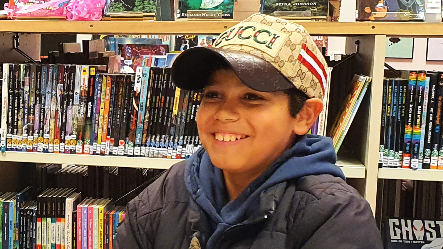 Fadi Abudjaber framför en bokhylla i Lilla Edets Bibliotek