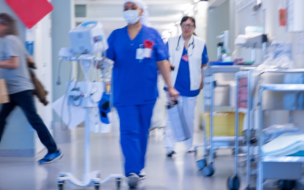 Stressad vårdpersonal går i en korridor