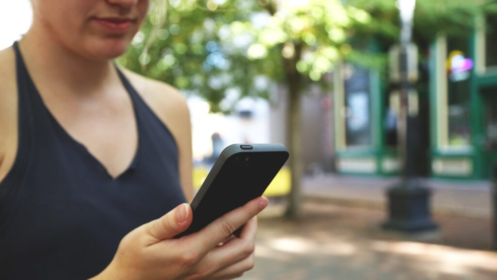 En person håller i en mobiltelefon.