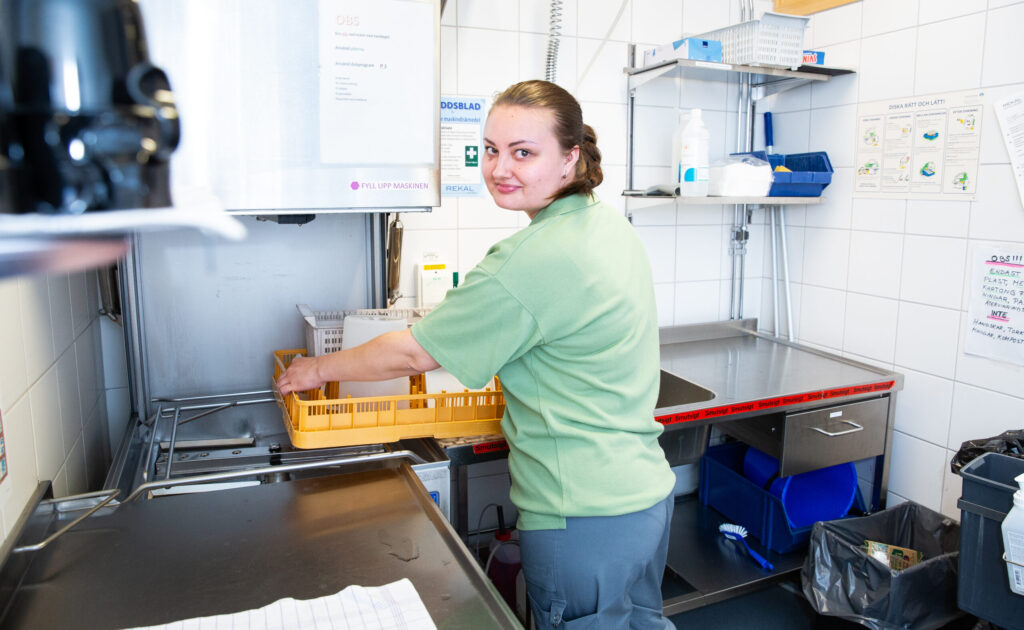 Sabina Nordström, servicearbetare, i köket på ortopedavdelningen på SÄS.
