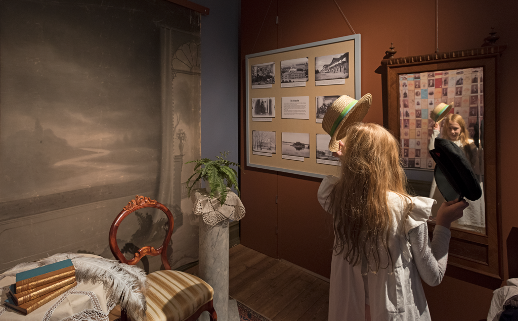 På Vänersborgs museum kan du bland annat prova 1800-talskläder. Foto: Ian Schemper