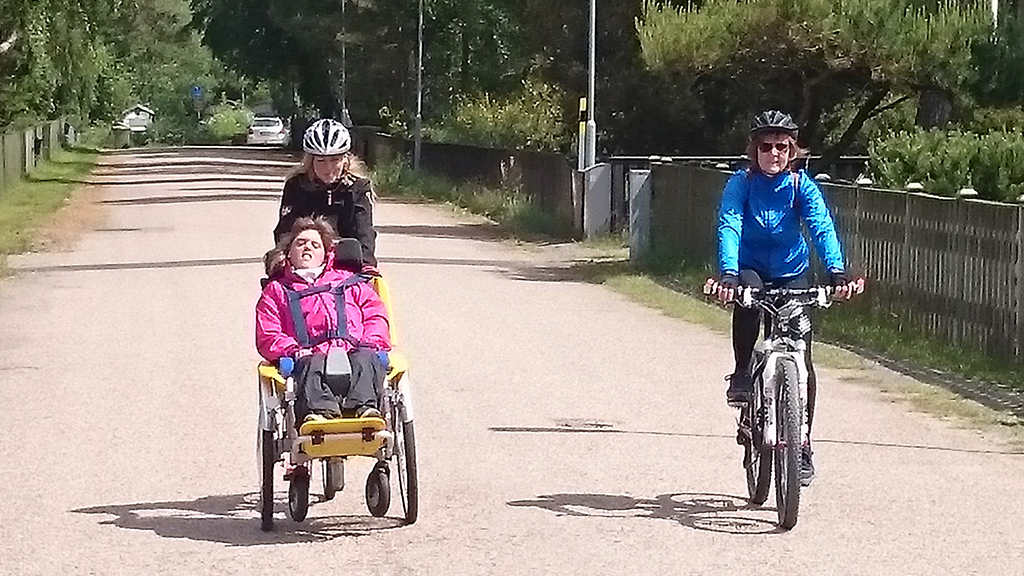 Karin njuter av en cykeltur med sin personliga assistent och mamma Ingela