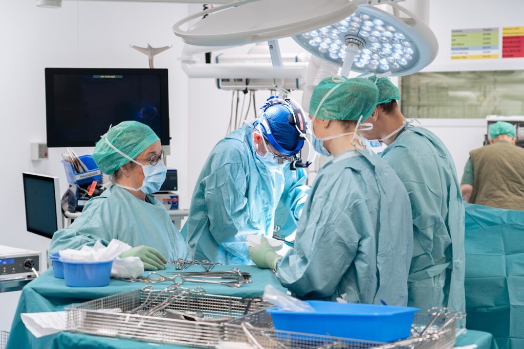 Vårdpersonal står och arbetar i en operationssal