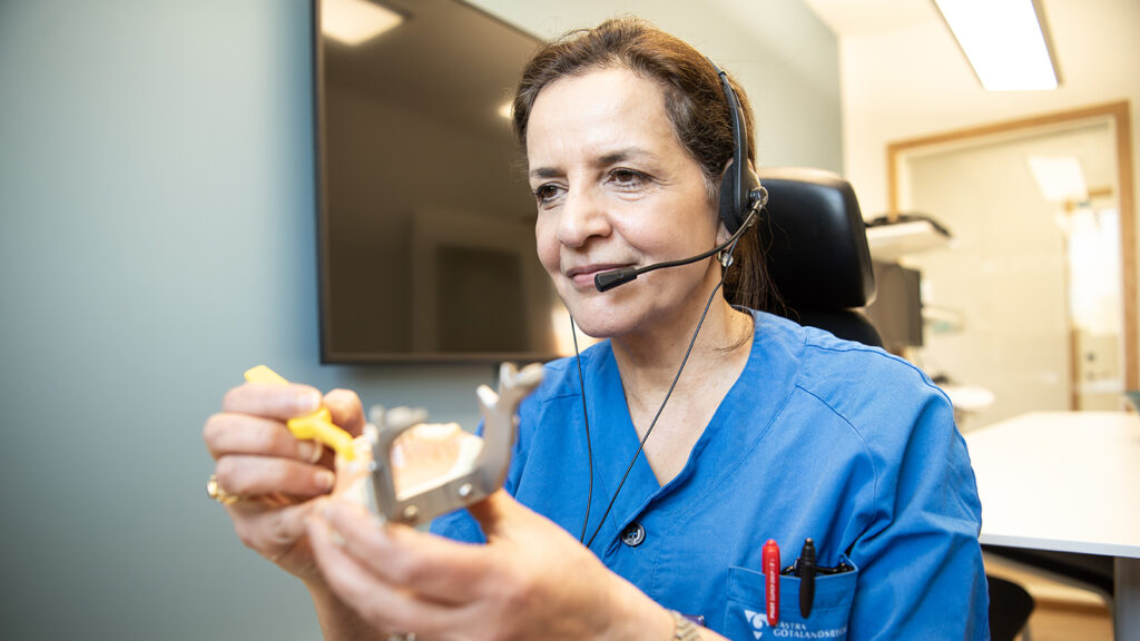 Fariba Dashti är onlinetandläkare i Folktandvården Västra Götaland. Hennes patienter kan befinna sig var som helst: hemma, på jobbet, i New York eller på båtsemester. Bild Niklas Jendeby