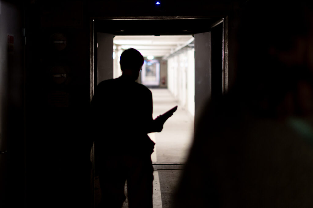 kvinna går in i korridor