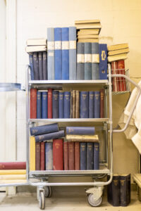 äldre böcker och pärmar i en bokhylla