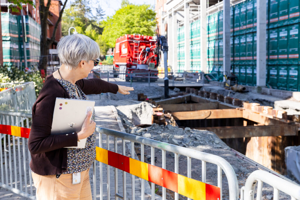 kvinna pekar på bygge