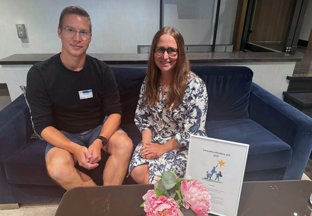 två personer sitter i en soffa