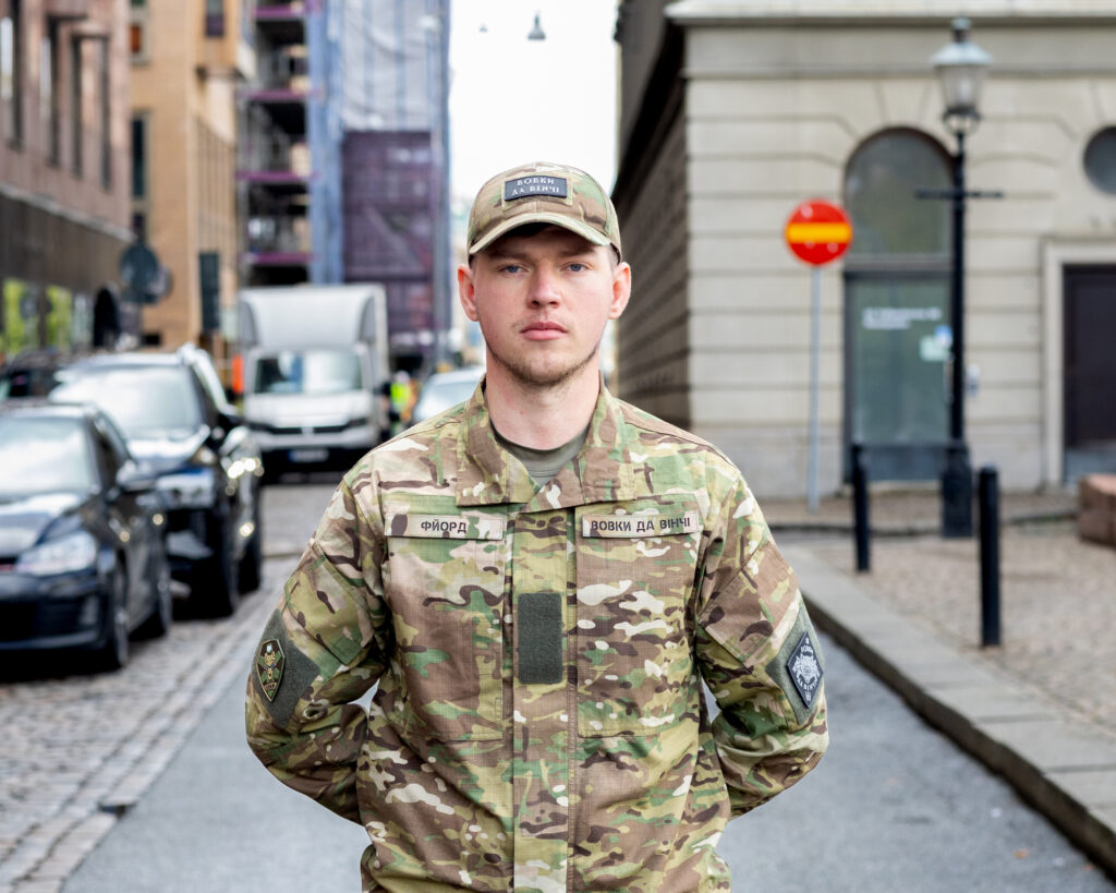 Man i militäruniform.