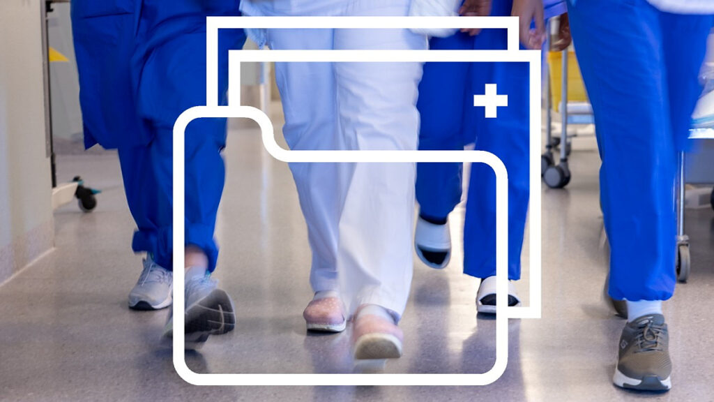 Vårdpersonal går i en korridor, man ser bara fötterna. En symbol som föreställer patientjournaler ligger över bilden.