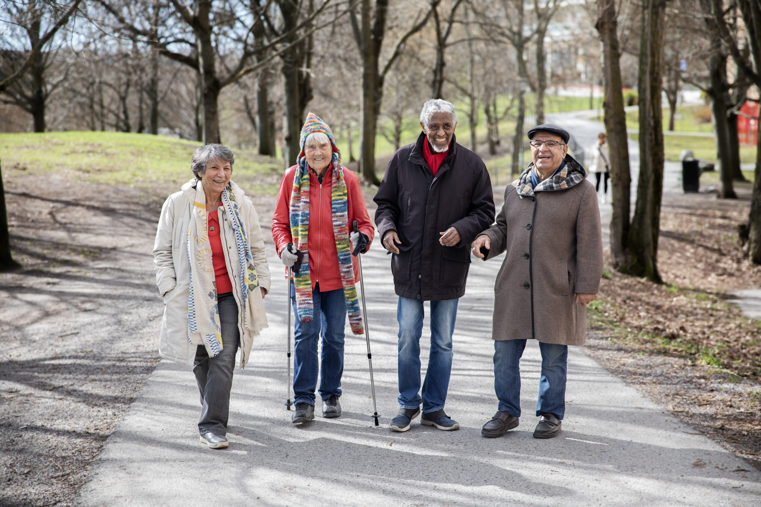 äldre på promenad