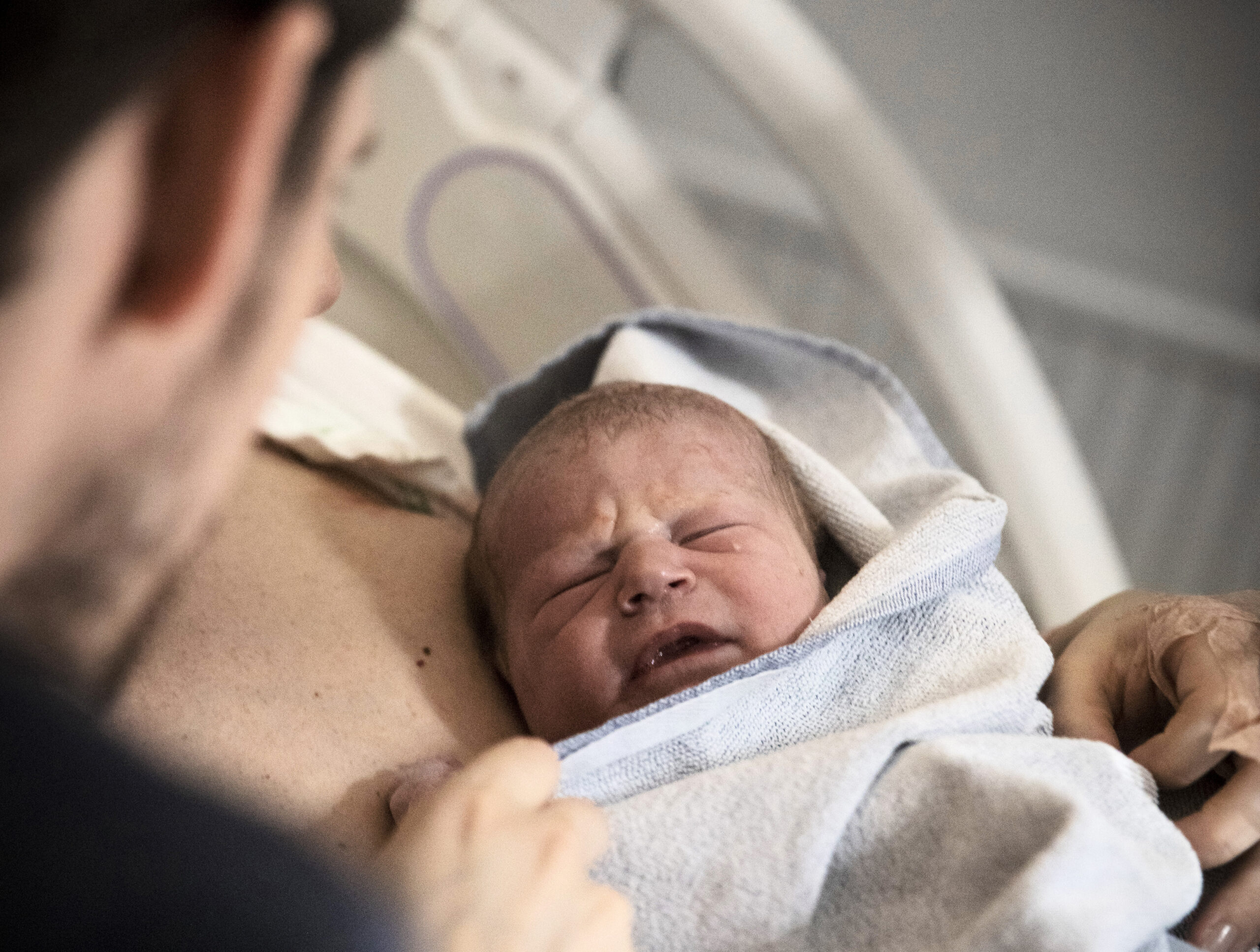 nyfött barn hos pappa