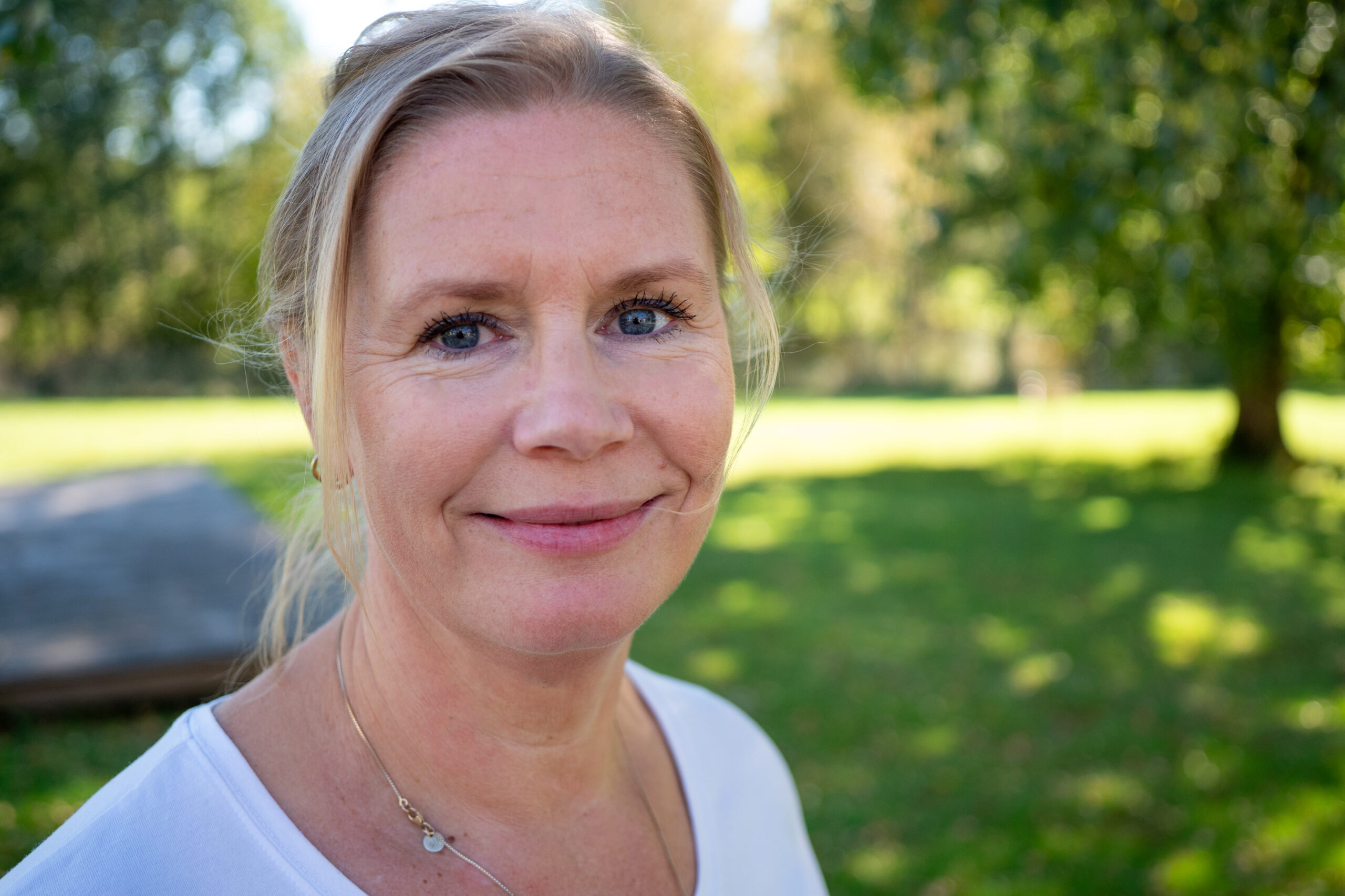 Porträtt på kvinna utomhus.