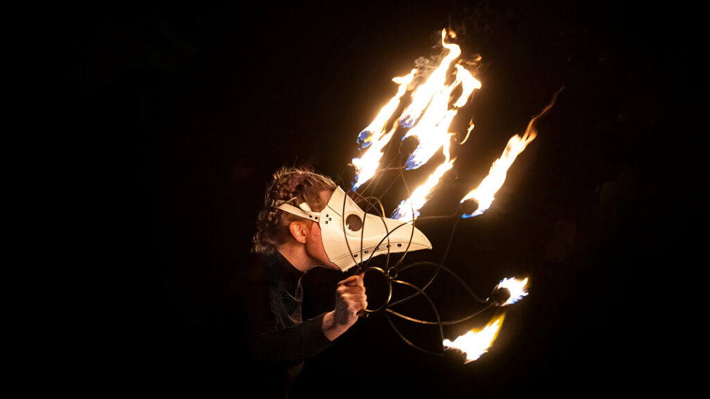 En person med korpmask för ansiktet.