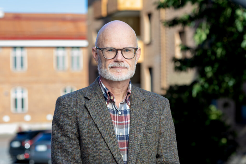 Man står utomhus.