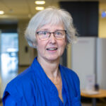 Porträtt på kvinna i vårdkläder.