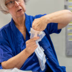 Kvinna i vårdklälder.