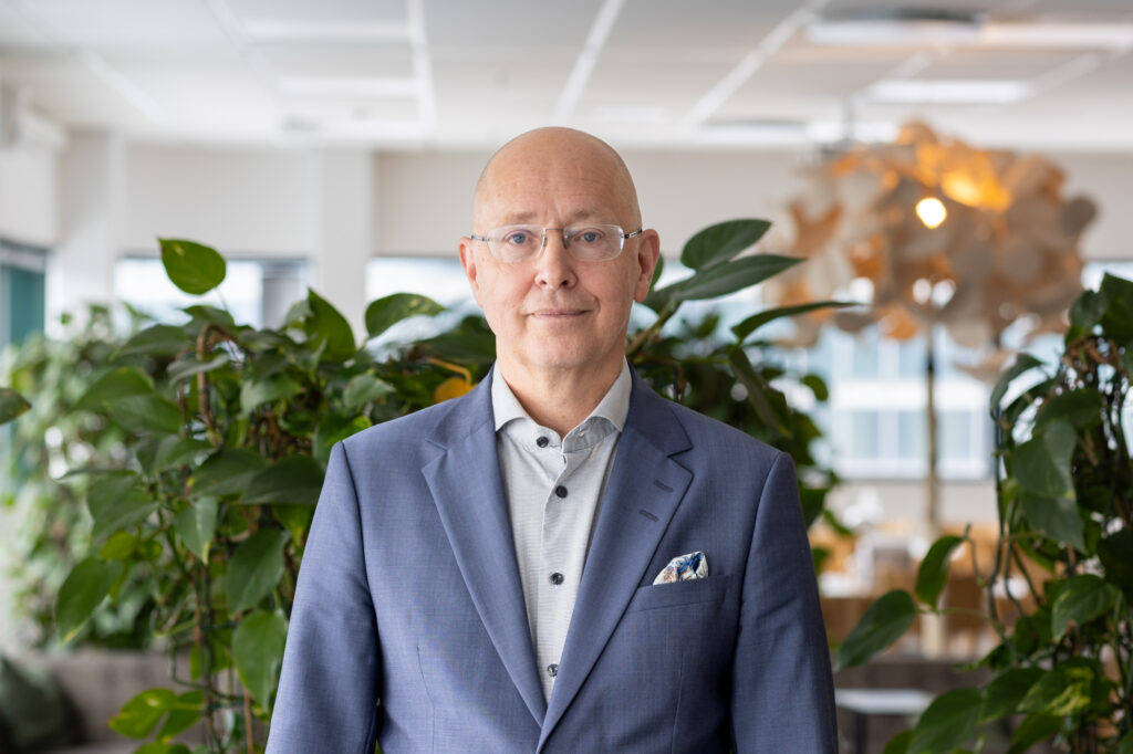 En man som står i ett kontorslandskap.