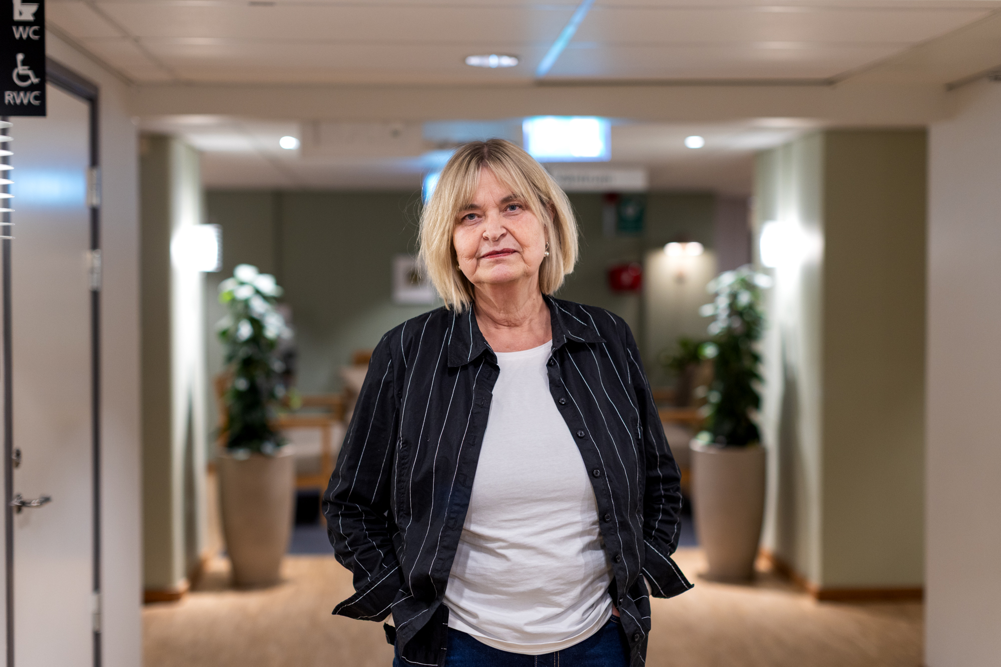 Kvinna står upp inomhus.