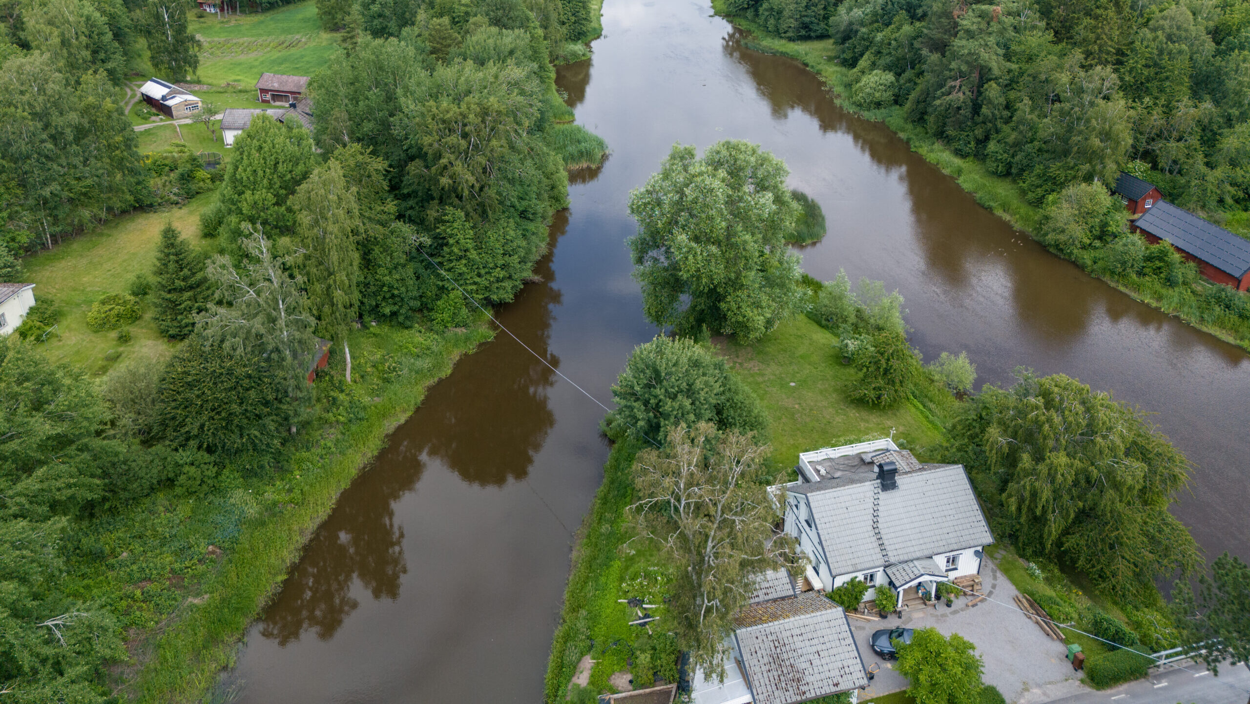 Vattendrag och åkermark med drönarperspektiv.
