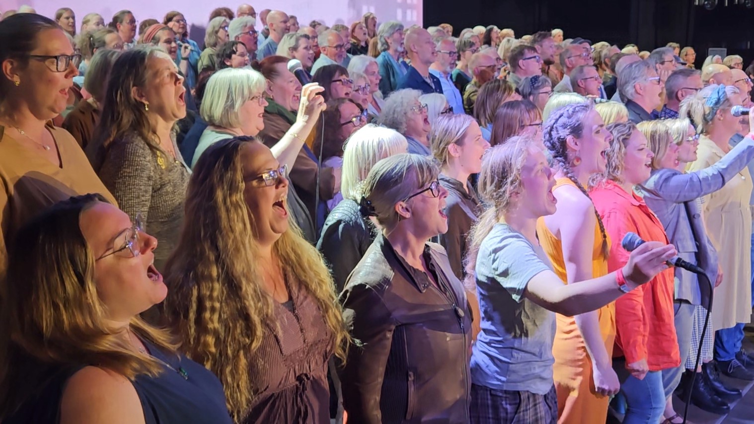 Människor som sjunger tillsammans i en kör.