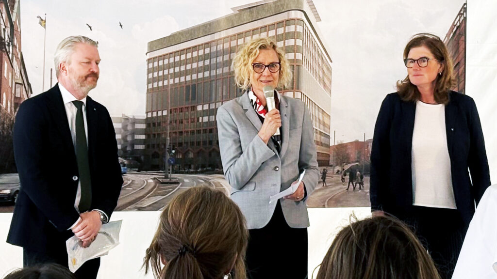 Tre personer står intill varandra.