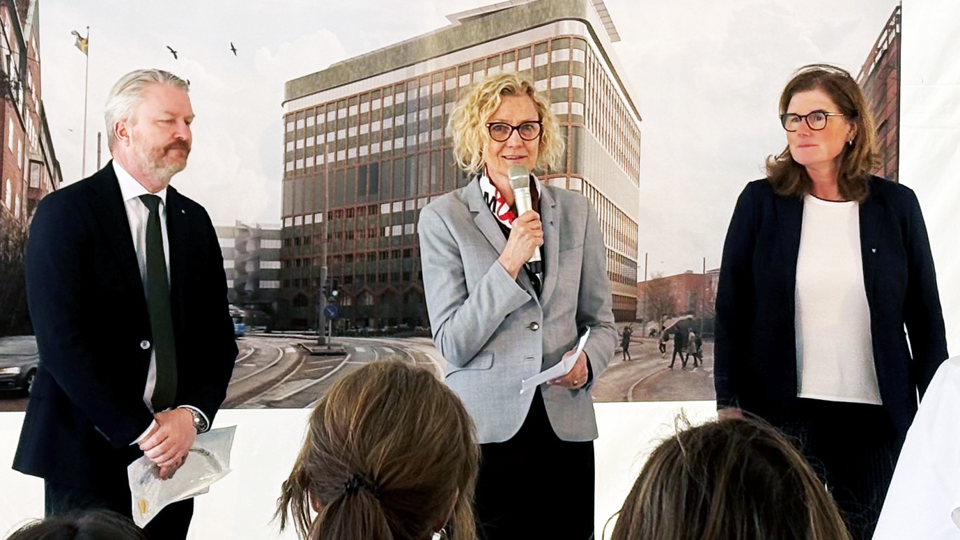 Tre personer står intill varandra.