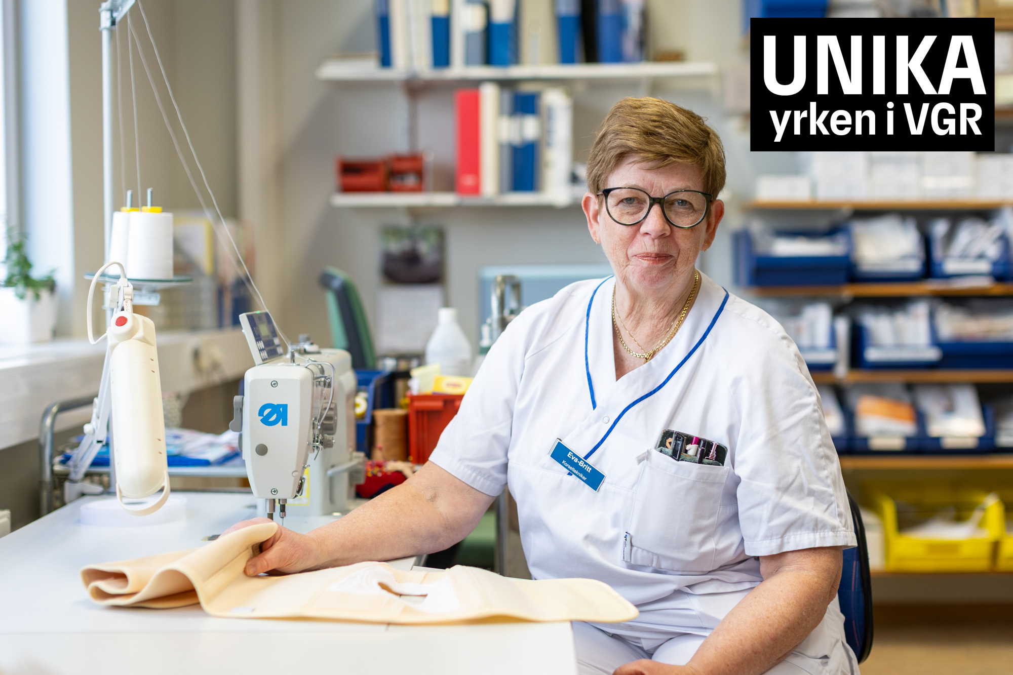 En kvinna sitter vid en symaskin.