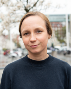 Porträttbild på kvinna utomhus