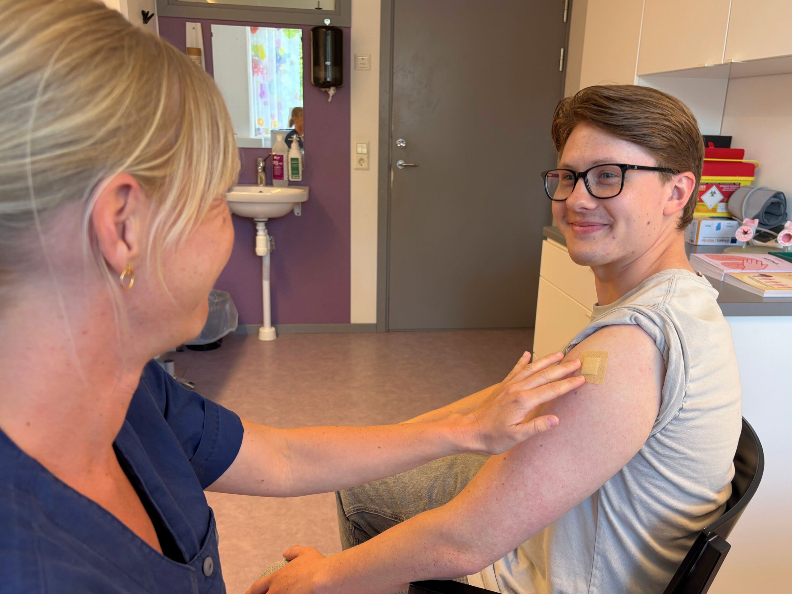Ung man blir vaccinerad på vårdc entra