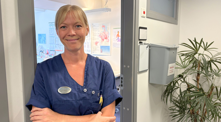 Kvinnlig vårdpersonal inne på vårdcentral