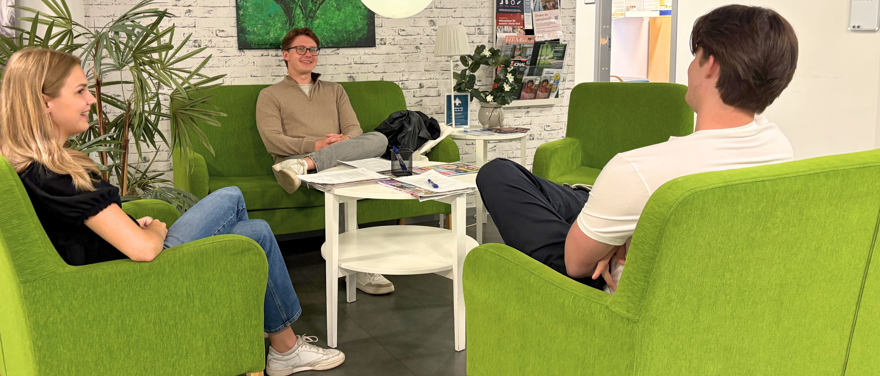Tre unga vuxna i ett väntrum