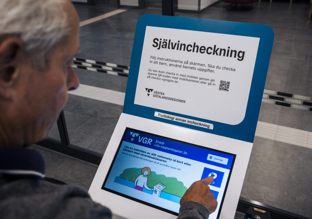 En man trycker på en skärm.