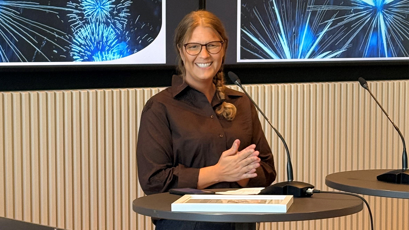 Kvinna som står vid ett bord.