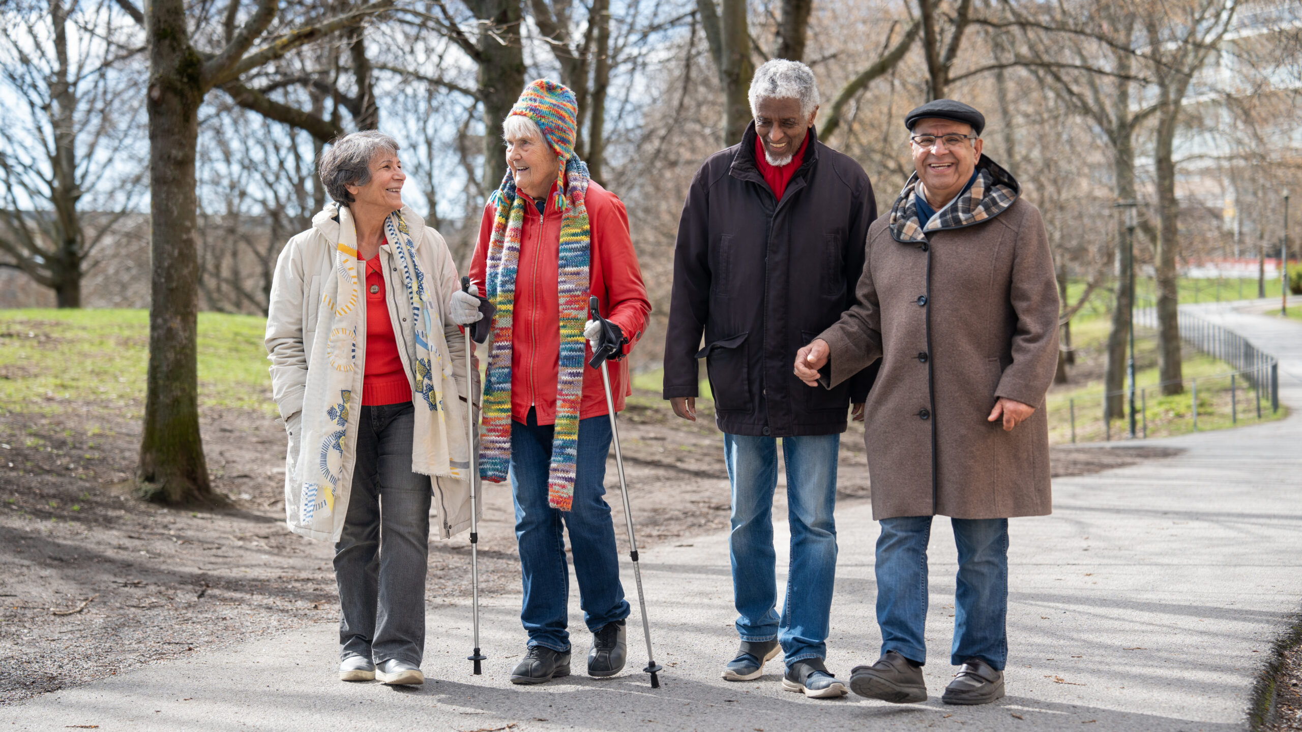 En grupp människor är ute och promenerar