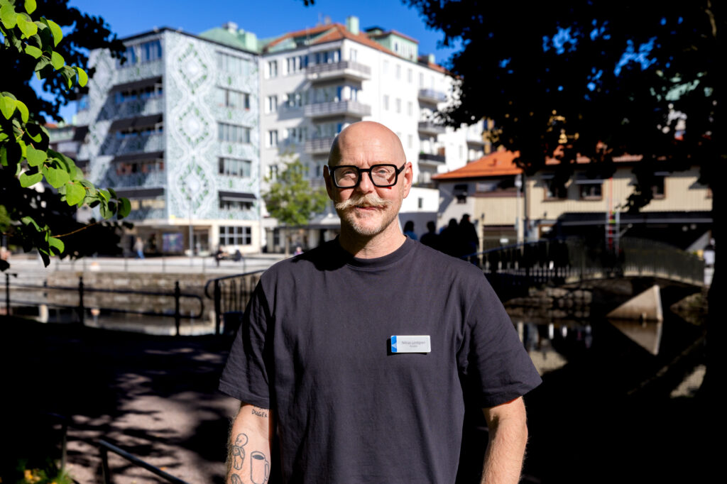 En man i svart tröja med namnskylt