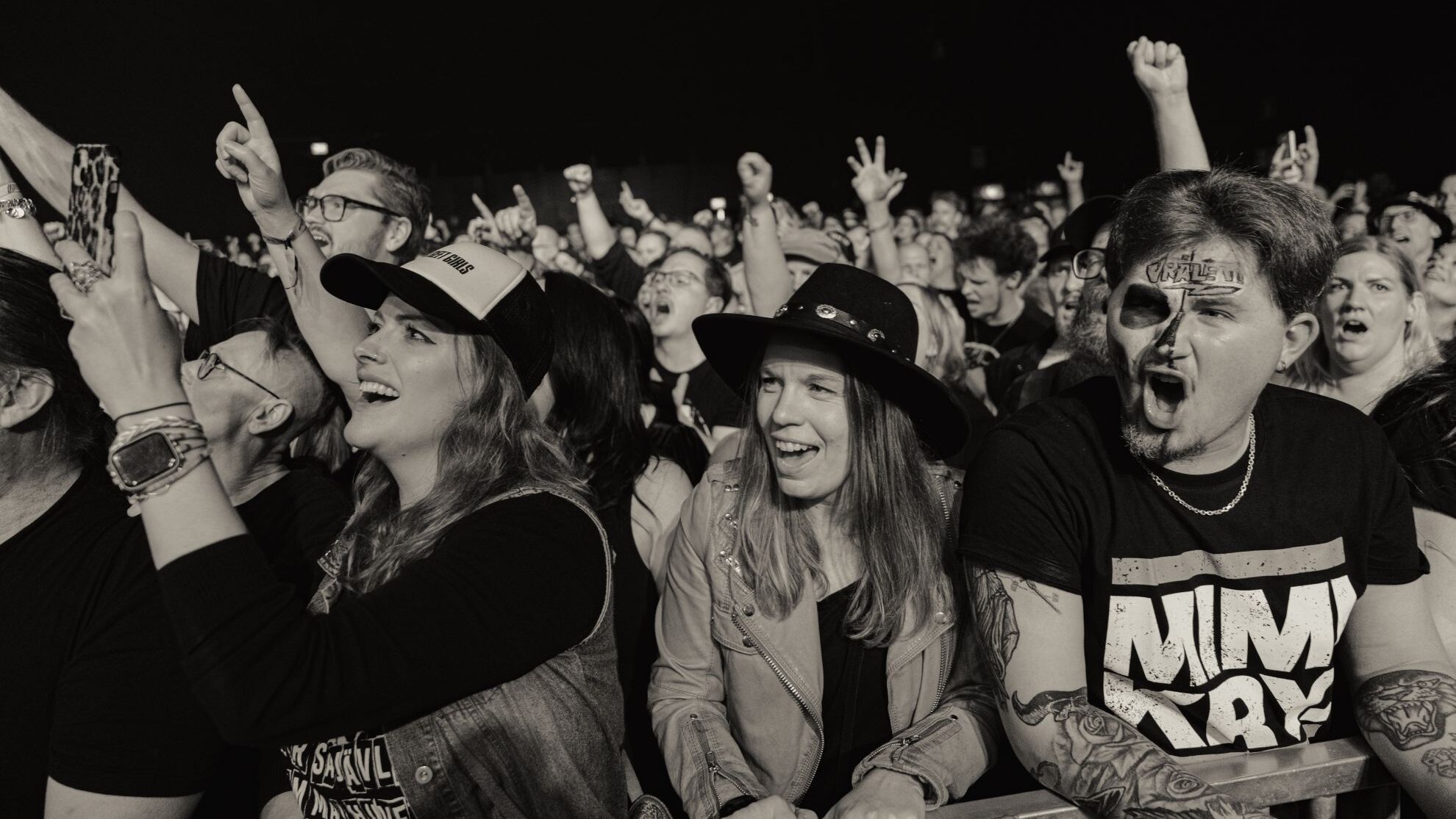 Publikhavet på en konsert. Svartvit bild.