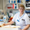En kvinna sitter vid en symaskin.